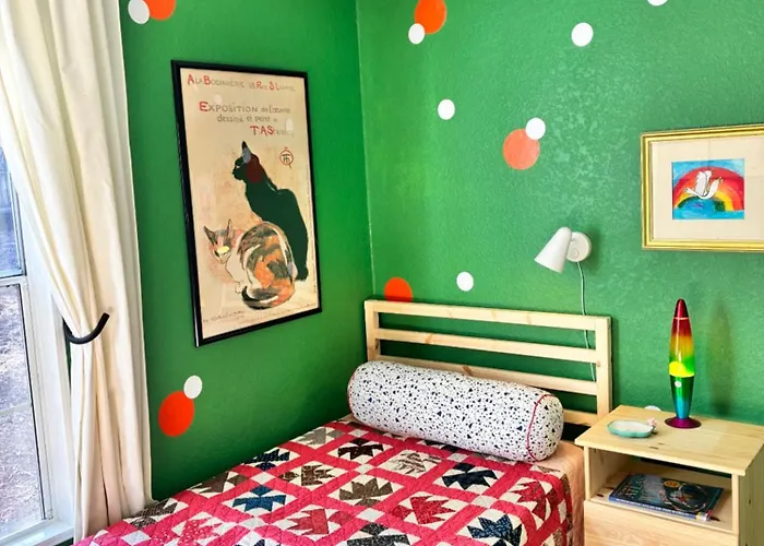 Soothing 2-bedroom House In Holiday home *